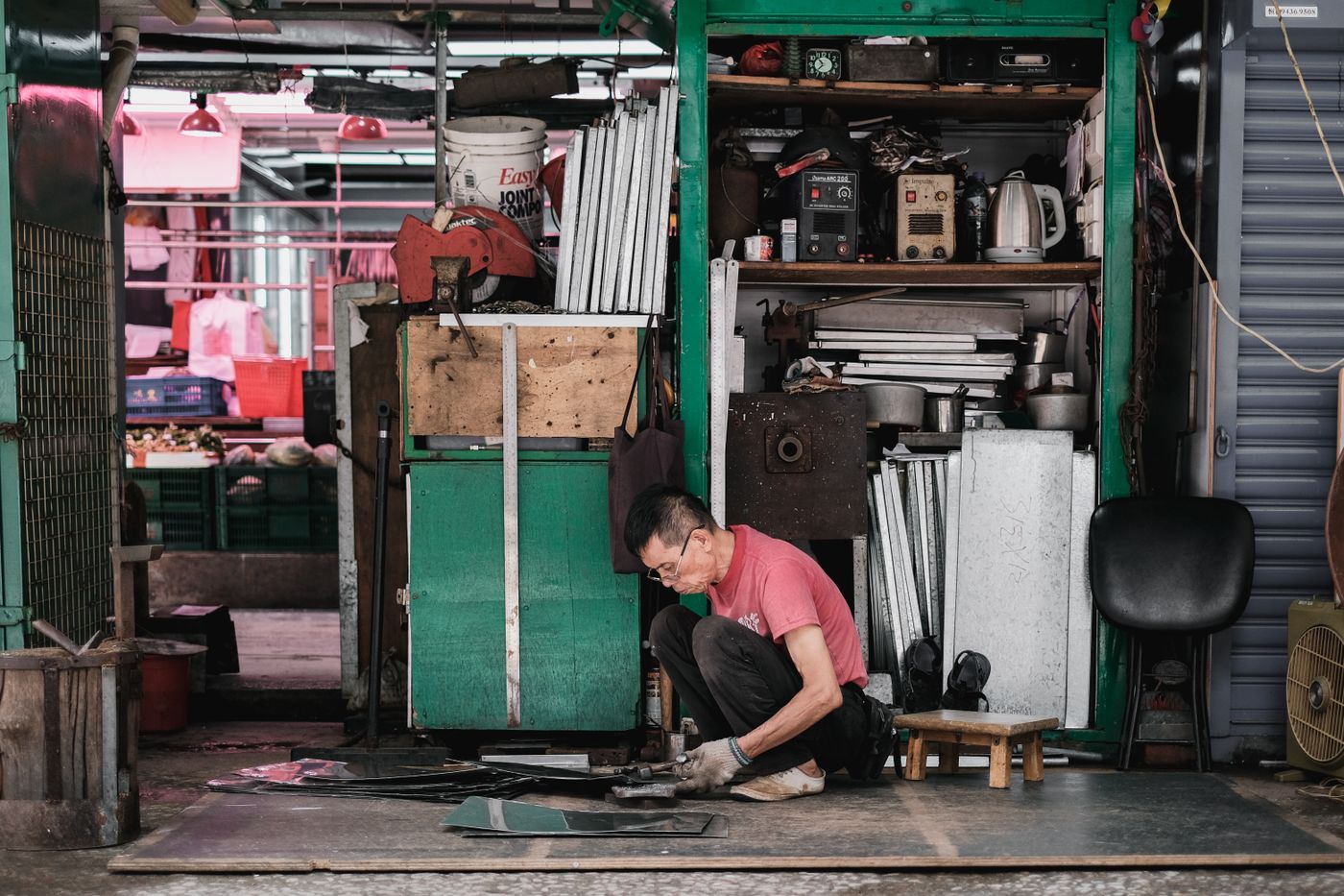 香港街頭小工場內,師傅正在處理金屬工作